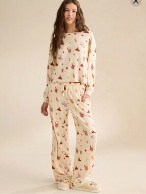 American Eagle Outfitters Cream Plush Snoopy Pajama Set - Large